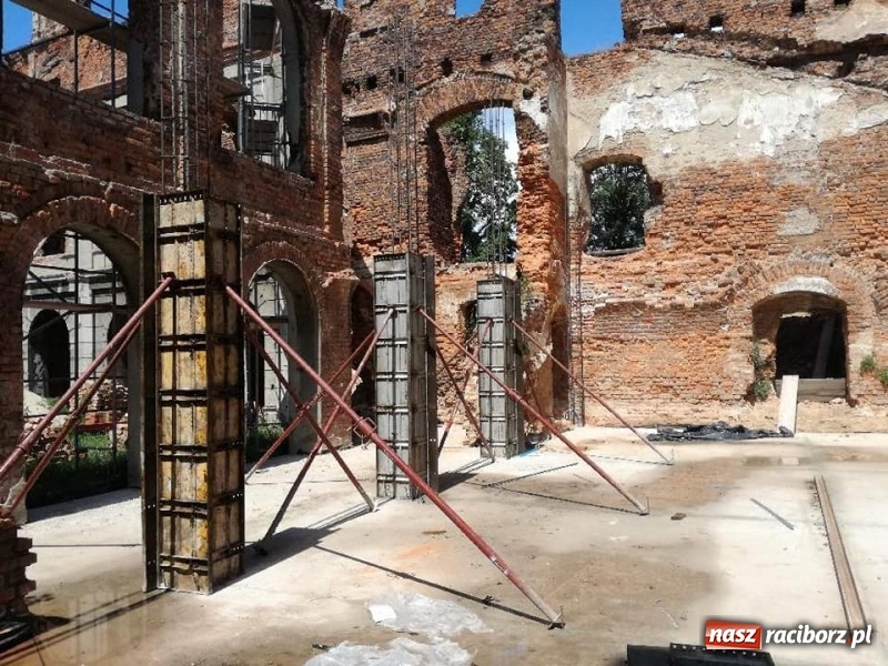 Zdjęcie w galerii na portalu naszraciborz.pl: Trwają prace przy częściowej odbudowie zamku w Tworkowie wiadomości z regionu