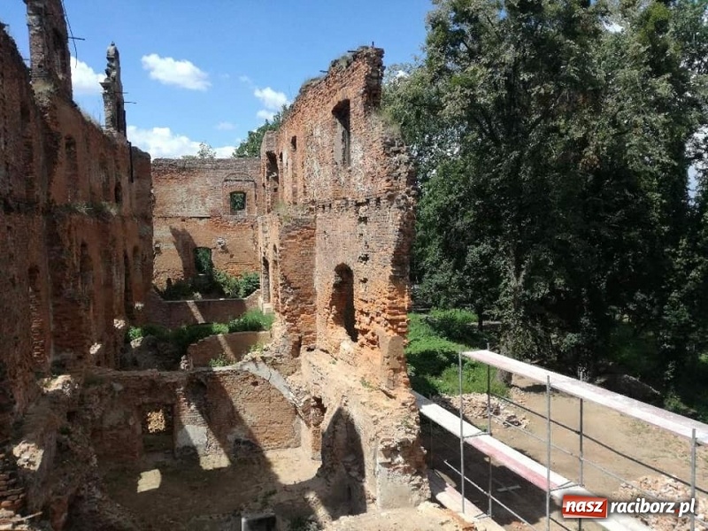Zdjęcie w galerii na portalu naszraciborz.pl: Trwają prace przy częściowej odbudowie zamku w Tworkowie wiadomości z regionu