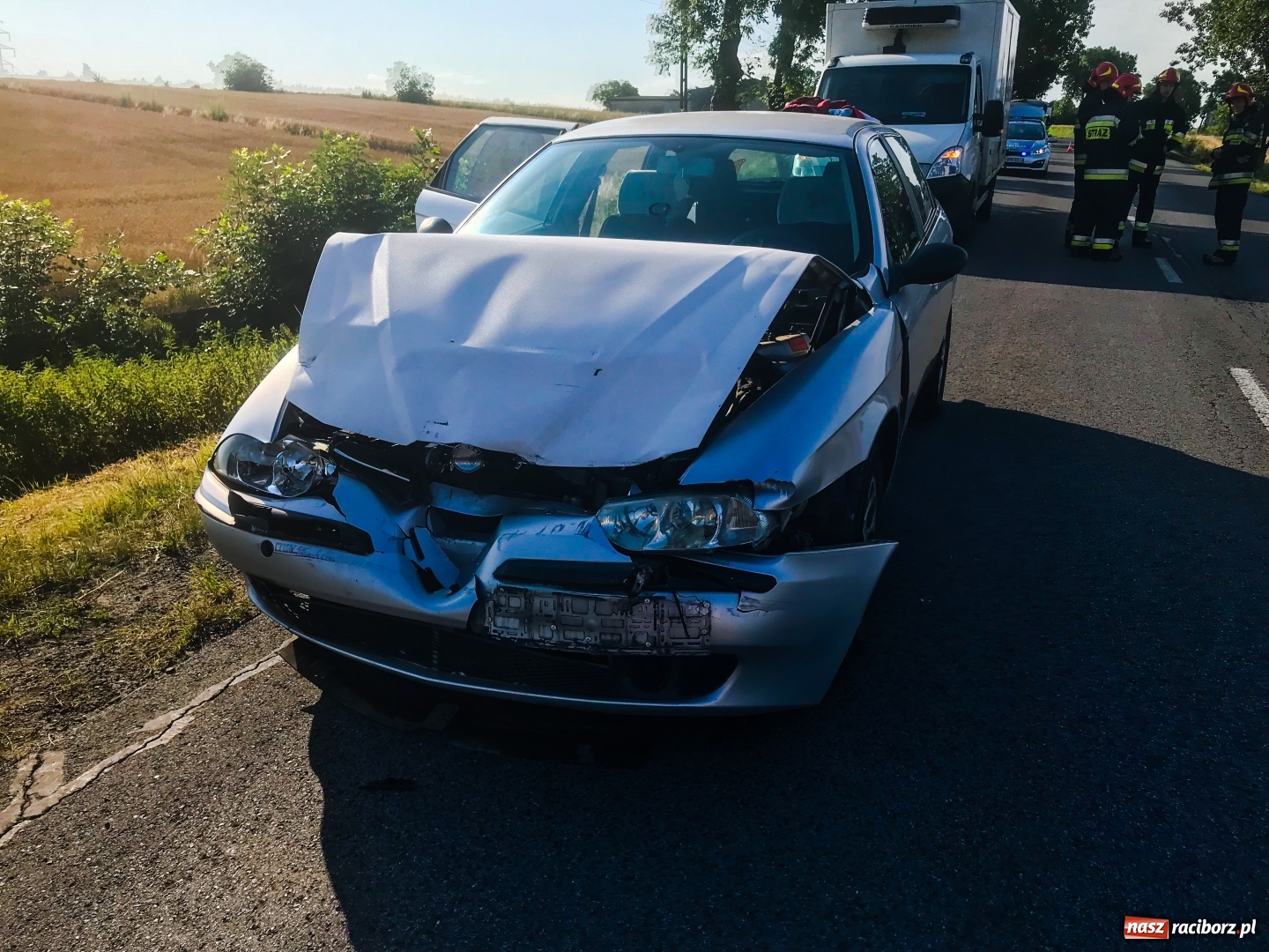 Zdjęcie w galerii na portalu naszraciborz.pl: Zderzenie alfy romeo i dostawczego iveco DW 933  wiadomości z regionu