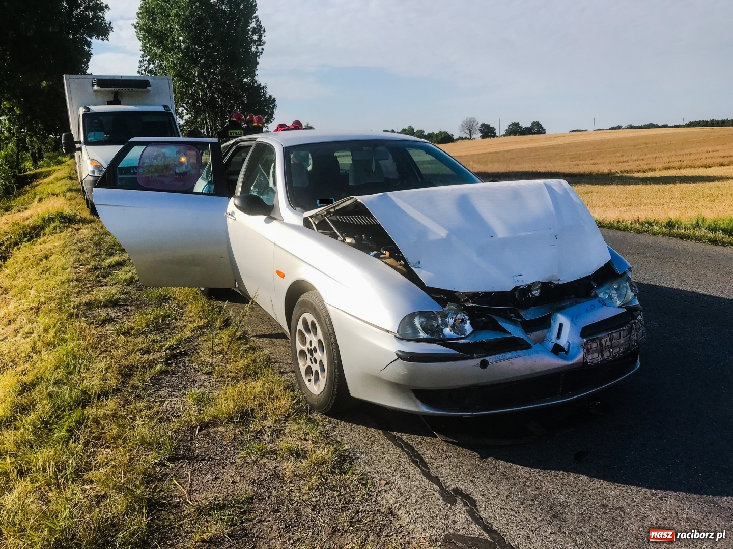 Zdjęcie w galerii na portalu naszraciborz.pl: Zderzenie alfy romeo i dostawczego iveco DW 933  wiadomości z regionu