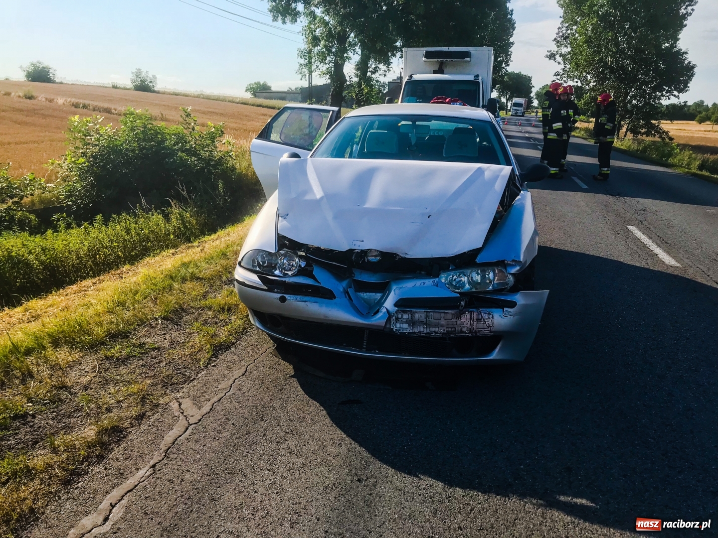 Zdjęcie w galerii na portalu naszraciborz.pl: Zderzenie alfy romeo i dostawczego iveco DW 933  wiadomości z regionu