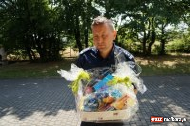 Zdjęcie w galerii na portalu naszraciborz.pl: Raciborscy policjanci przekazali słodycze i pluszaki wychowankom Zielonego Zakątka wiadomości z regionu