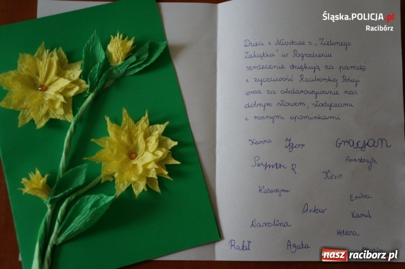 Zdjęcie w galerii na portalu naszraciborz.pl: Raciborscy policjanci przekazali słodycze i pluszaki wychowankom Zielonego Zakątka wiadomości z regionu