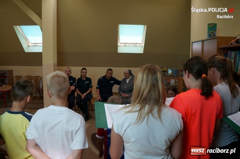 Zdjęcie w galerii na portalu naszraciborz.pl: Raciborscy policjanci przekazali słodycze i pluszaki wychowankom Zielonego Zakątka wiadomości z regionu