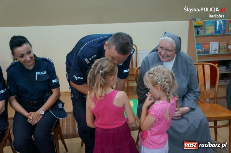 Zdjęcie w galerii na portalu naszraciborz.pl: Raciborscy policjanci przekazali słodycze i pluszaki wychowankom Zielonego Zakątka wiadomości z regionu