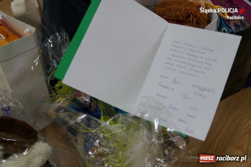 Zdjęcie w galerii na portalu naszraciborz.pl: Raciborscy policjanci przekazali słodycze i pluszaki wychowankom Zielonego Zakątka wiadomości z regionu