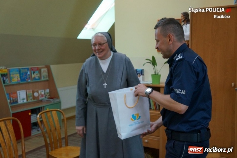 Zdjęcie w galerii na portalu naszraciborz.pl: Raciborscy policjanci przekazali słodycze i pluszaki wychowankom Zielonego Zakątka wiadomości z regionu