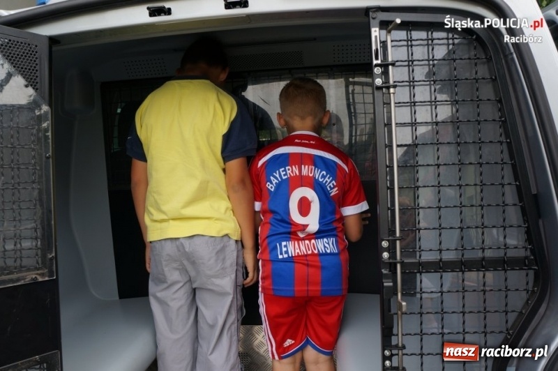 Zdjęcie w galerii na portalu naszraciborz.pl: Raciborscy policjanci przekazali słodycze i pluszaki wychowankom Zielonego Zakątka wiadomości z regionu