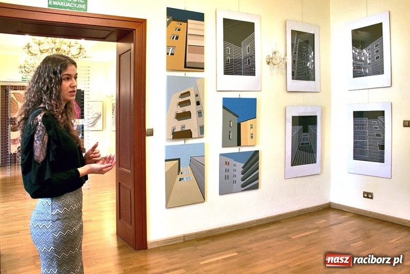 Zdjęcie w galerii na portalu naszraciborz.pl: DYPLOMY 2018 - wernisaż wystawy prac dyplomowych absolwentów PWSZ  wiadomości z regionu