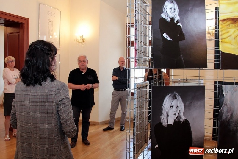 Zdjęcie w galerii na portalu naszraciborz.pl: DYPLOMY 2018 - wernisaż wystawy prac dyplomowych absolwentów PWSZ  wiadomości z regionu