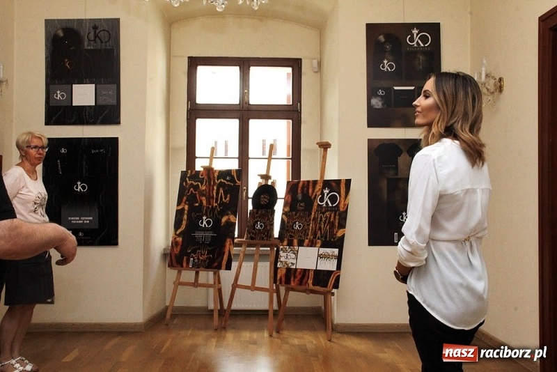 Zdjęcie w galerii na portalu naszraciborz.pl: DYPLOMY 2018 - wernisaż wystawy prac dyplomowych absolwentów PWSZ  wiadomości z regionu