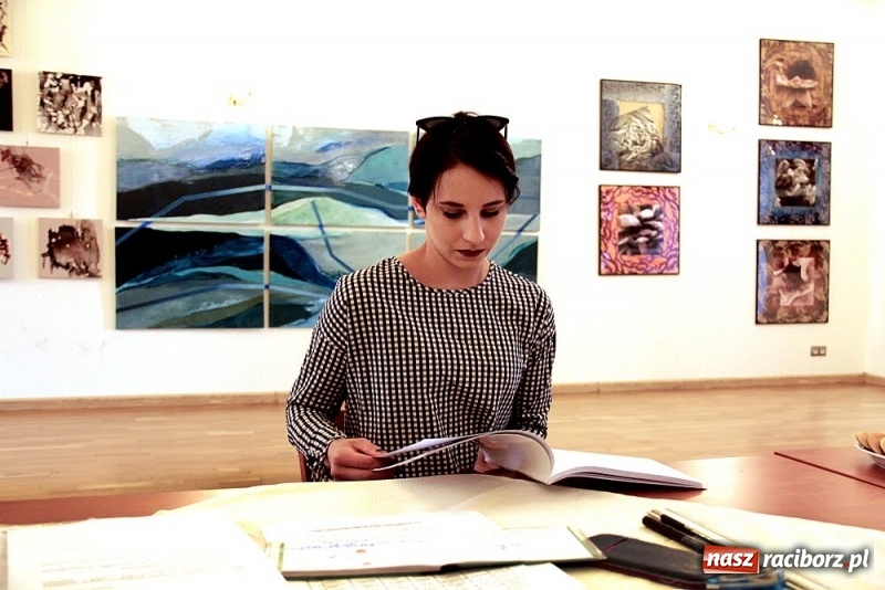 Zdjęcie w galerii na portalu naszraciborz.pl: DYPLOMY 2018 - wernisaż wystawy prac dyplomowych absolwentów PWSZ  wiadomości z regionu