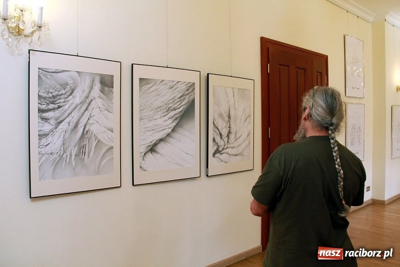 Zdjęcie w galerii na portalu naszraciborz.pl: DYPLOMY 2018 - wernisaż wystawy prac dyplomowych absolwentów PWSZ  wiadomości z regionu