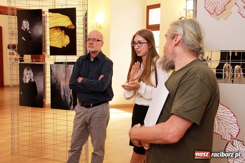 Zdjęcie w galerii na portalu naszraciborz.pl: DYPLOMY 2018 - wernisaż wystawy prac dyplomowych absolwentów PWSZ  wiadomości z regionu