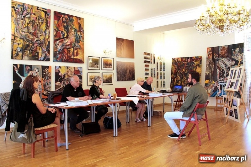 Zdjęcie w galerii na portalu naszraciborz.pl: DYPLOMY 2018 - wernisaż wystawy prac dyplomowych absolwentów PWSZ  wiadomości z regionu