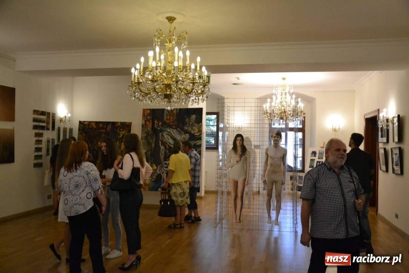 Zdjęcie w galerii na portalu naszraciborz.pl: DYPLOMY 2018 - wernisaż wystawy prac dyplomowych absolwentów PWSZ  wiadomości z regionu