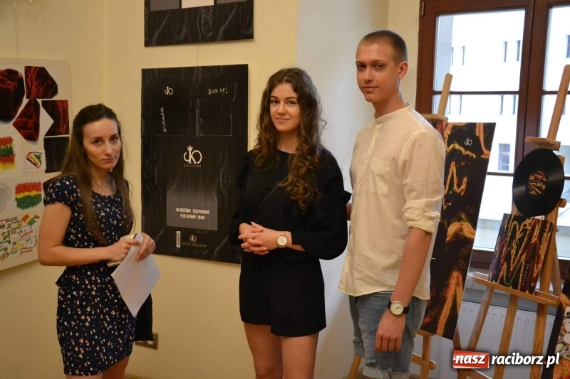 Zdjęcie w galerii na portalu naszraciborz.pl: DYPLOMY 2018 - wernisaż wystawy prac dyplomowych absolwentów PWSZ  wiadomości z regionu