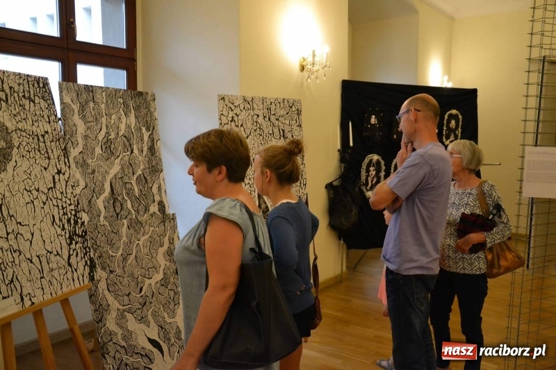 Zdjęcie w galerii na portalu naszraciborz.pl: DYPLOMY 2018 - wernisaż wystawy prac dyplomowych absolwentów PWSZ  wiadomości z regionu