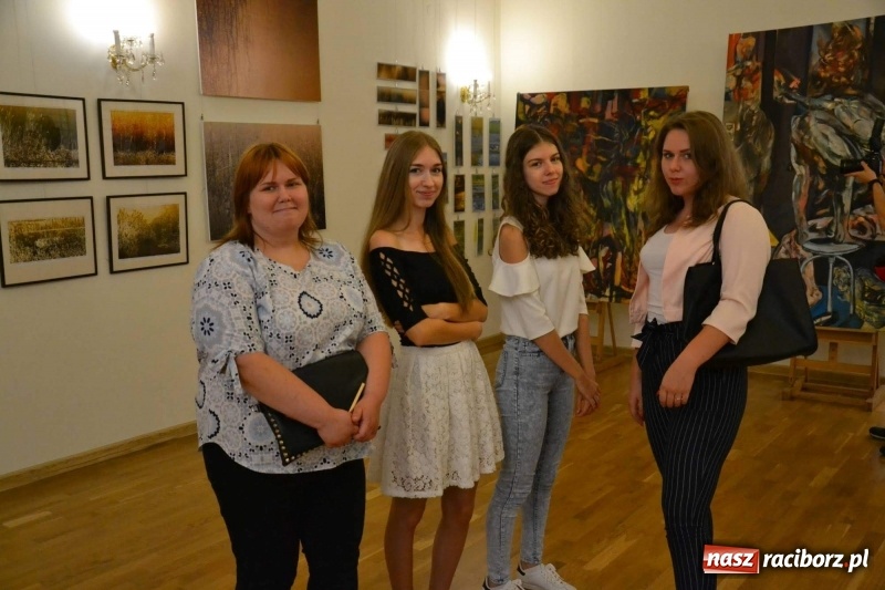 Zdjęcie w galerii na portalu naszraciborz.pl: DYPLOMY 2018 - wernisaż wystawy prac dyplomowych absolwentów PWSZ  wiadomości z regionu