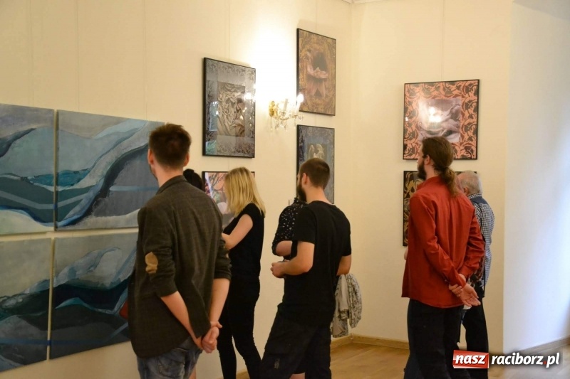 Zdjęcie w galerii na portalu naszraciborz.pl: DYPLOMY 2018 - wernisaż wystawy prac dyplomowych absolwentów PWSZ  wiadomości z regionu