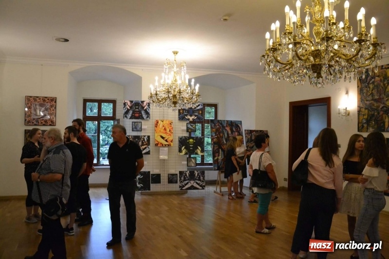 Zdjęcie w galerii na portalu naszraciborz.pl: DYPLOMY 2018 - wernisaż wystawy prac dyplomowych absolwentów PWSZ  wiadomości z regionu