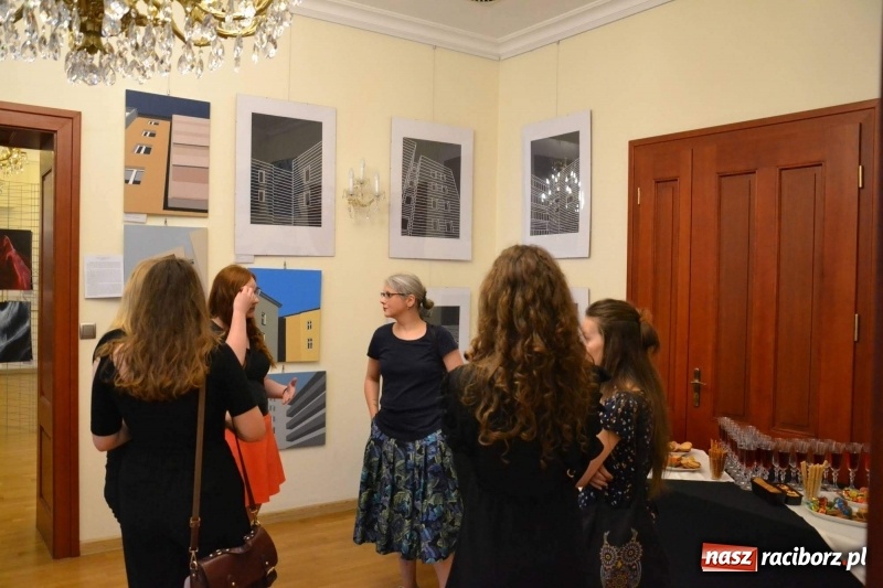 Zdjęcie w galerii na portalu naszraciborz.pl: DYPLOMY 2018 - wernisaż wystawy prac dyplomowych absolwentów PWSZ  wiadomości z regionu