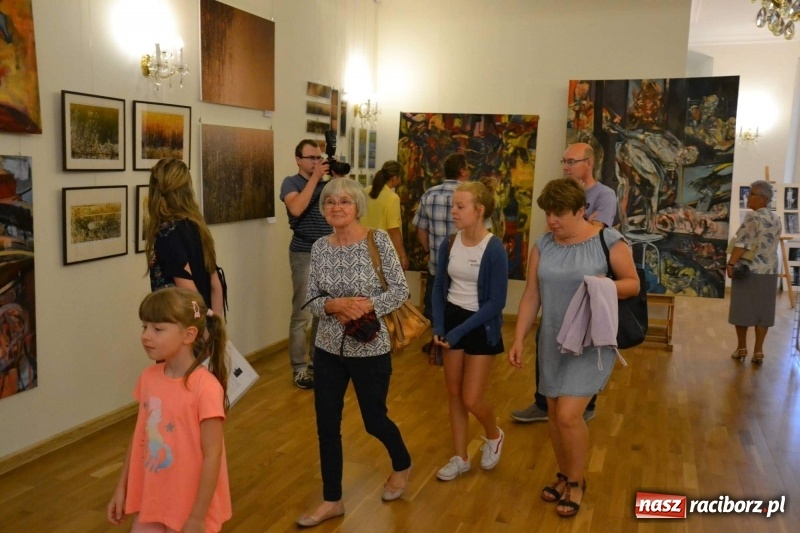 Zdjęcie w galerii na portalu naszraciborz.pl: DYPLOMY 2018 - wernisaż wystawy prac dyplomowych absolwentów PWSZ  wiadomości z regionu