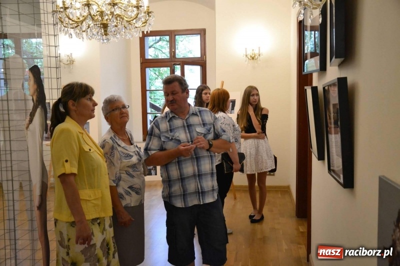 Zdjęcie w galerii na portalu naszraciborz.pl: DYPLOMY 2018 - wernisaż wystawy prac dyplomowych absolwentów PWSZ  wiadomości z regionu