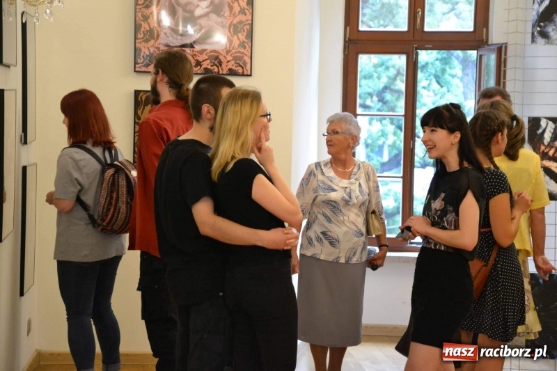 Zdjęcie w galerii na portalu naszraciborz.pl: DYPLOMY 2018 - wernisaż wystawy prac dyplomowych absolwentów PWSZ  wiadomości z regionu