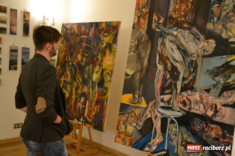 Zdjęcie w galerii na portalu naszraciborz.pl: DYPLOMY 2018 - wernisaż wystawy prac dyplomowych absolwentów PWSZ  wiadomości z regionu