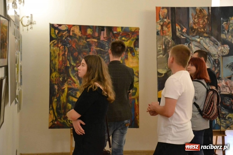 Zdjęcie w galerii na portalu naszraciborz.pl: DYPLOMY 2018 - wernisaż wystawy prac dyplomowych absolwentów PWSZ  wiadomości z regionu