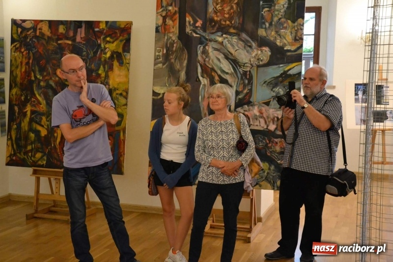 Zdjęcie w galerii na portalu naszraciborz.pl: DYPLOMY 2018 - wernisaż wystawy prac dyplomowych absolwentów PWSZ  wiadomości z regionu