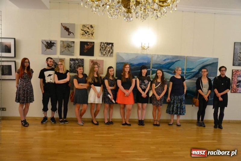Zdjęcie w galerii na portalu naszraciborz.pl: DYPLOMY 2018 - wernisaż wystawy prac dyplomowych absolwentów PWSZ  wiadomości z regionu