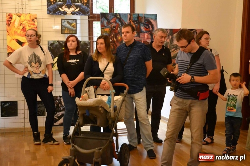Zdjęcie w galerii na portalu naszraciborz.pl: DYPLOMY 2018 - wernisaż wystawy prac dyplomowych absolwentów PWSZ  wiadomości z regionu