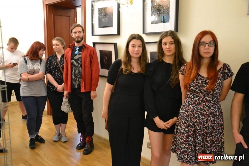 Zdjęcie w galerii na portalu naszraciborz.pl: DYPLOMY 2018 - wernisaż wystawy prac dyplomowych absolwentów PWSZ  wiadomości z regionu