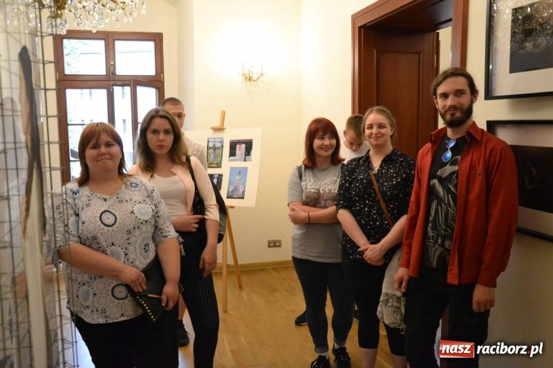 Zdjęcie w galerii na portalu naszraciborz.pl: DYPLOMY 2018 - wernisaż wystawy prac dyplomowych absolwentów PWSZ  wiadomości z regionu