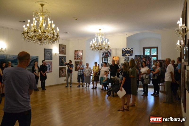 Zdjęcie w galerii na portalu naszraciborz.pl: DYPLOMY 2018 - wernisaż wystawy prac dyplomowych absolwentów PWSZ  wiadomości z regionu