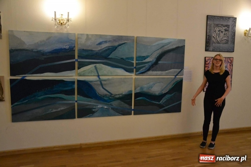 Zdjęcie w galerii na portalu naszraciborz.pl: DYPLOMY 2018 - wernisaż wystawy prac dyplomowych absolwentów PWSZ  wiadomości z regionu