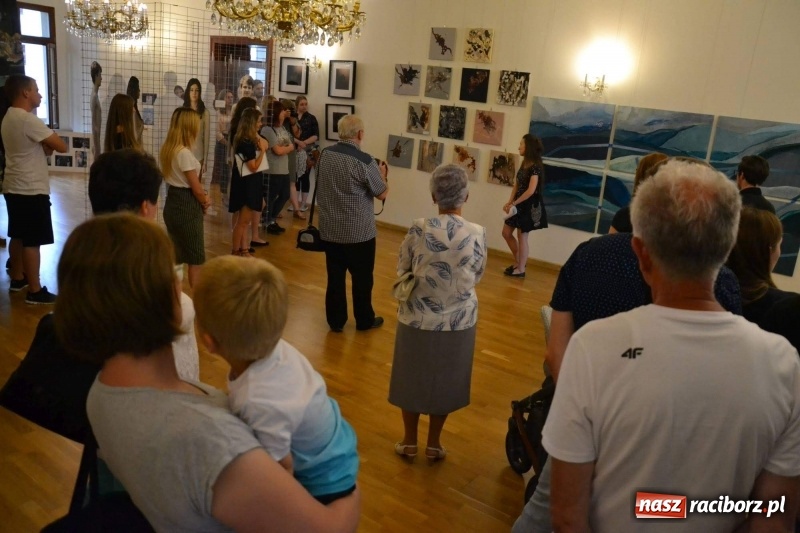 Zdjęcie w galerii na portalu naszraciborz.pl: DYPLOMY 2018 - wernisaż wystawy prac dyplomowych absolwentów PWSZ  wiadomości z regionu