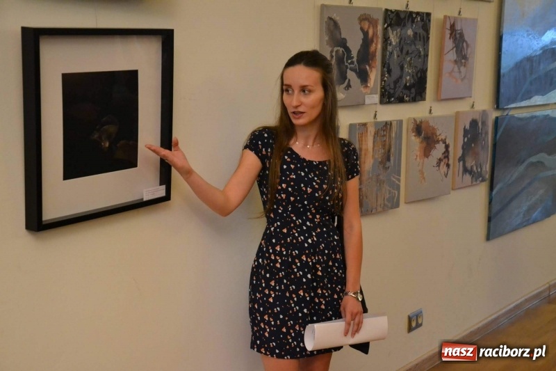 Zdjęcie w galerii na portalu naszraciborz.pl: DYPLOMY 2018 - wernisaż wystawy prac dyplomowych absolwentów PWSZ  wiadomości z regionu