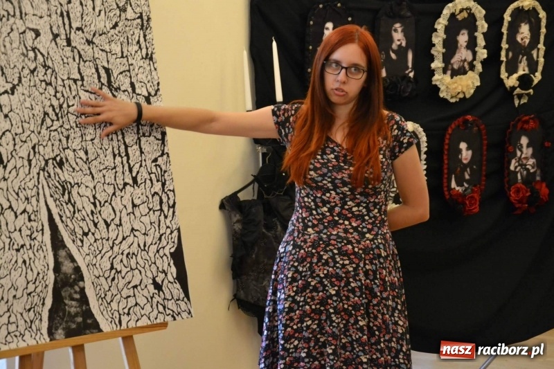 Zdjęcie w galerii na portalu naszraciborz.pl: DYPLOMY 2018 - wernisaż wystawy prac dyplomowych absolwentów PWSZ  wiadomości z regionu