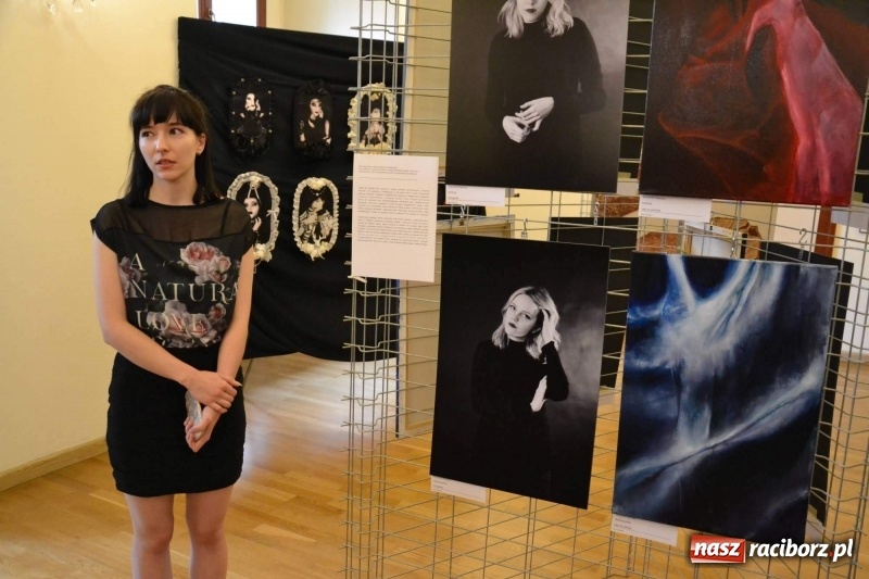 Zdjęcie w galerii na portalu naszraciborz.pl: DYPLOMY 2018 - wernisaż wystawy prac dyplomowych absolwentów PWSZ  wiadomości z regionu