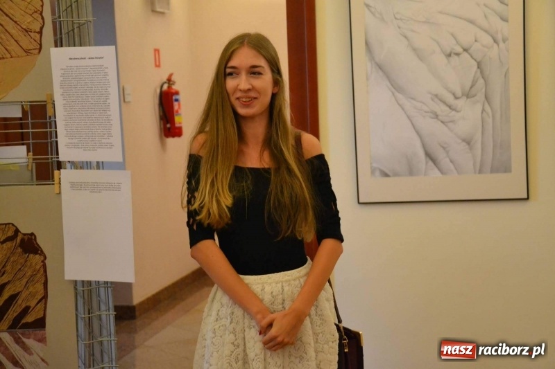 Zdjęcie w galerii na portalu naszraciborz.pl: DYPLOMY 2018 - wernisaż wystawy prac dyplomowych absolwentów PWSZ  wiadomości z regionu