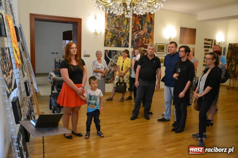 Zdjęcie w galerii na portalu naszraciborz.pl: DYPLOMY 2018 - wernisaż wystawy prac dyplomowych absolwentów PWSZ  wiadomości z regionu