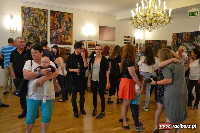 Zdjęcie w galerii na portalu naszraciborz.pl: DYPLOMY 2018 - wernisaż wystawy prac dyplomowych absolwentów PWSZ  wiadomości z regionu
