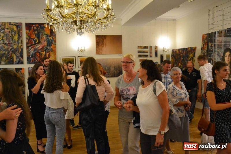 Zdjęcie w galerii na portalu naszraciborz.pl: DYPLOMY 2018 - wernisaż wystawy prac dyplomowych absolwentów PWSZ  wiadomości z regionu