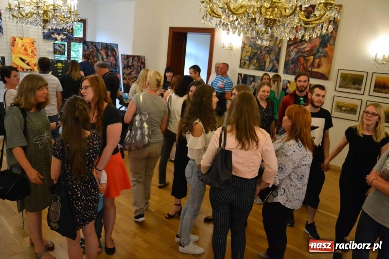 Zdjęcie w galerii na portalu naszraciborz.pl: DYPLOMY 2018 - wernisaż wystawy prac dyplomowych absolwentów PWSZ  wiadomości z regionu