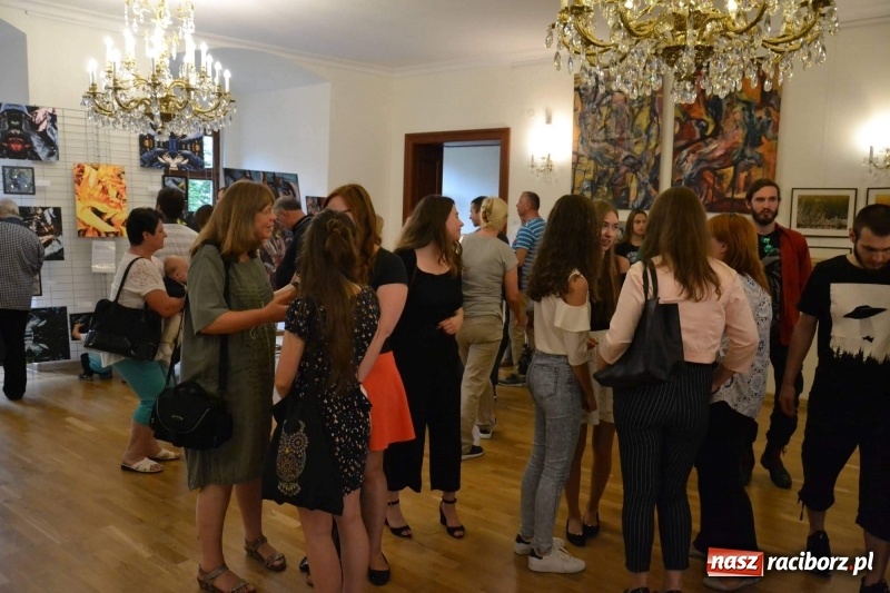 Zdjęcie w galerii na portalu naszraciborz.pl: DYPLOMY 2018 - wernisaż wystawy prac dyplomowych absolwentów PWSZ  wiadomości z regionu