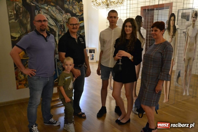 Zdjęcie w galerii na portalu naszraciborz.pl: DYPLOMY 2018 - wernisaż wystawy prac dyplomowych absolwentów PWSZ  wiadomości z regionu