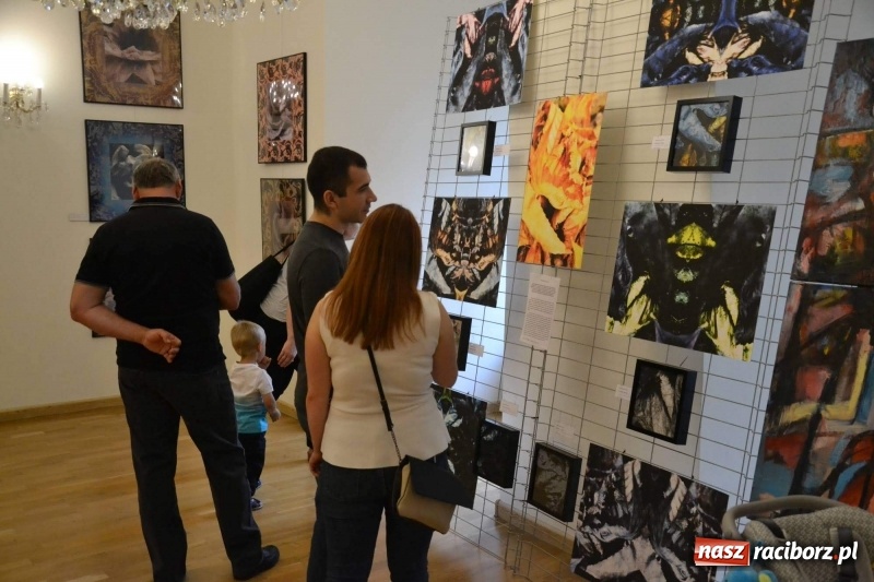 Zdjęcie w galerii na portalu naszraciborz.pl: DYPLOMY 2018 - wernisaż wystawy prac dyplomowych absolwentów PWSZ  wiadomości z regionu